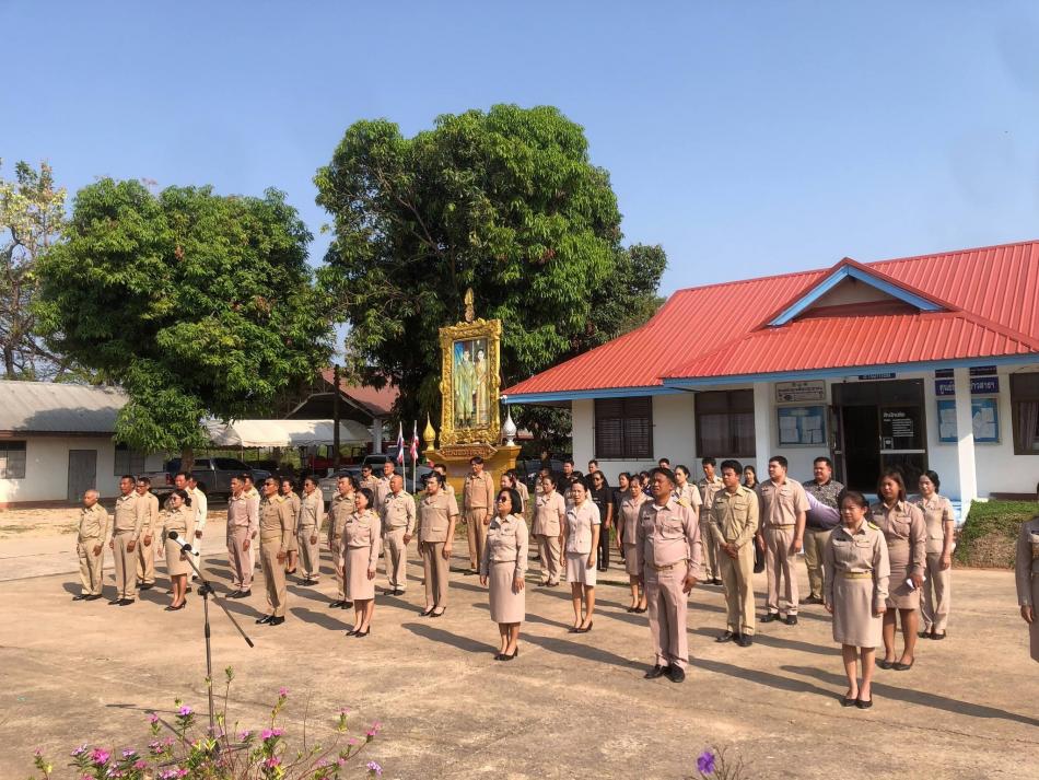 อบต.โคกกลางร่วมกิจกรรมเคารพธงชาติหน้าเสาธง สวดมนต์ไหว้พระ แผ่เมตตาจิต เพื่อแสดงถึงความจงรักภักดีต่อ ชาติ ศาสนา สถาบันพระมหากษัตริย์